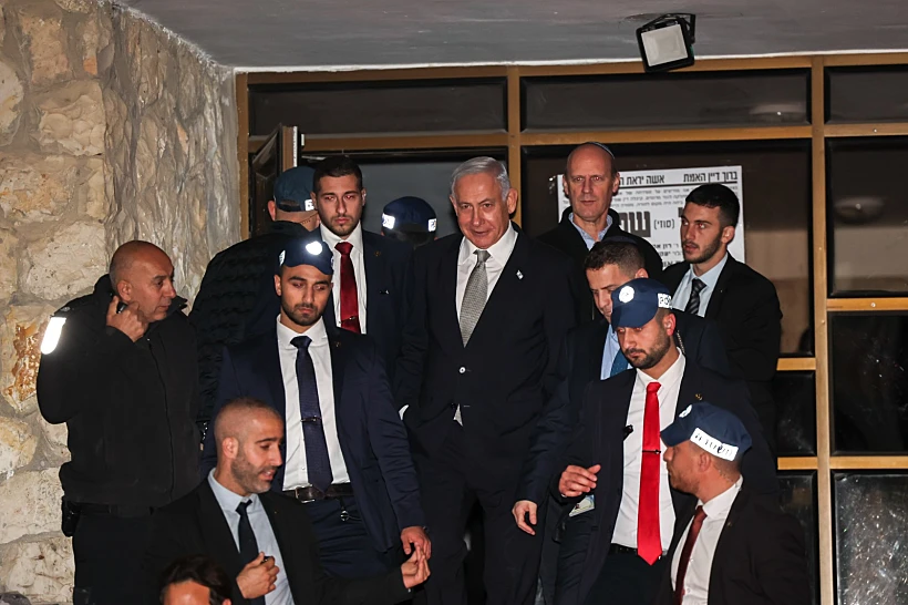 נתניהו יוצא מהביקור אצל דרעי לאחר פסיקת בג''ץ
