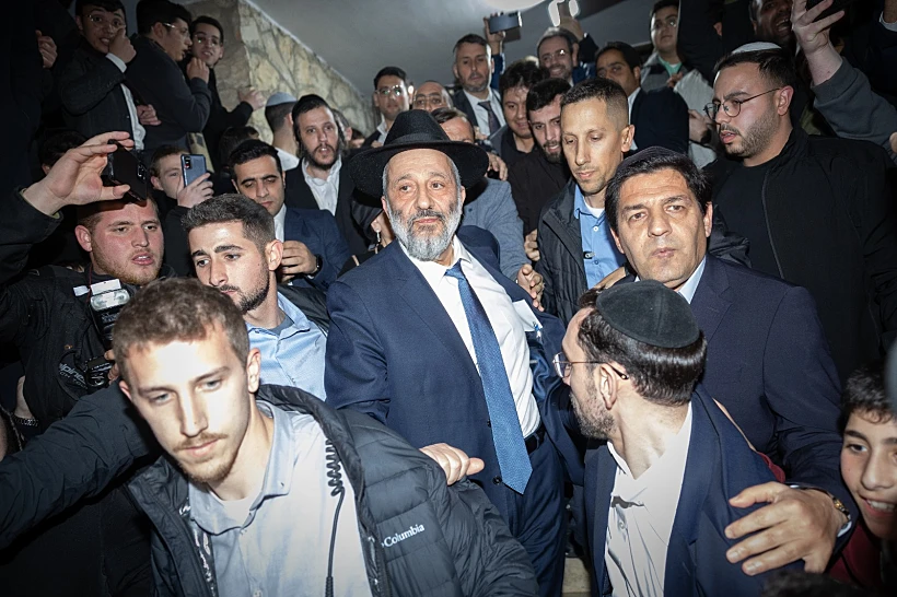 אריה דרעי מחוץ לביתו אחרי פסילתו ע''י בג''ץ