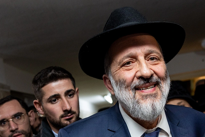 אריה דרעי מחוץ לביתו אחרי פסילתו ע''י בג''ץ