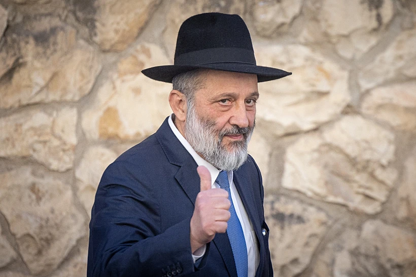 אריה דרעי מחוץ לביתו בירושלים