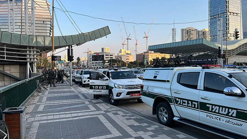 שוטרי משמר הגבול ליד תחנת רכבת תל אביב השלום, בהכנות להפגנה