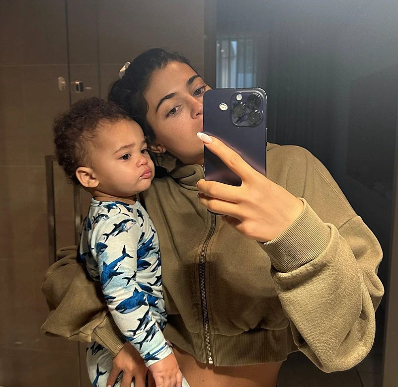 קיילי ג'נר ובנה