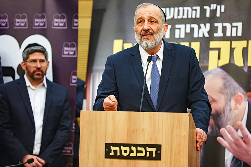 חבר הכנסת אריה דרעי נואם בישיבת הסיעה של ש''ס