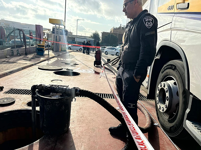 שוטר בזמן הפשיטה בלקיה