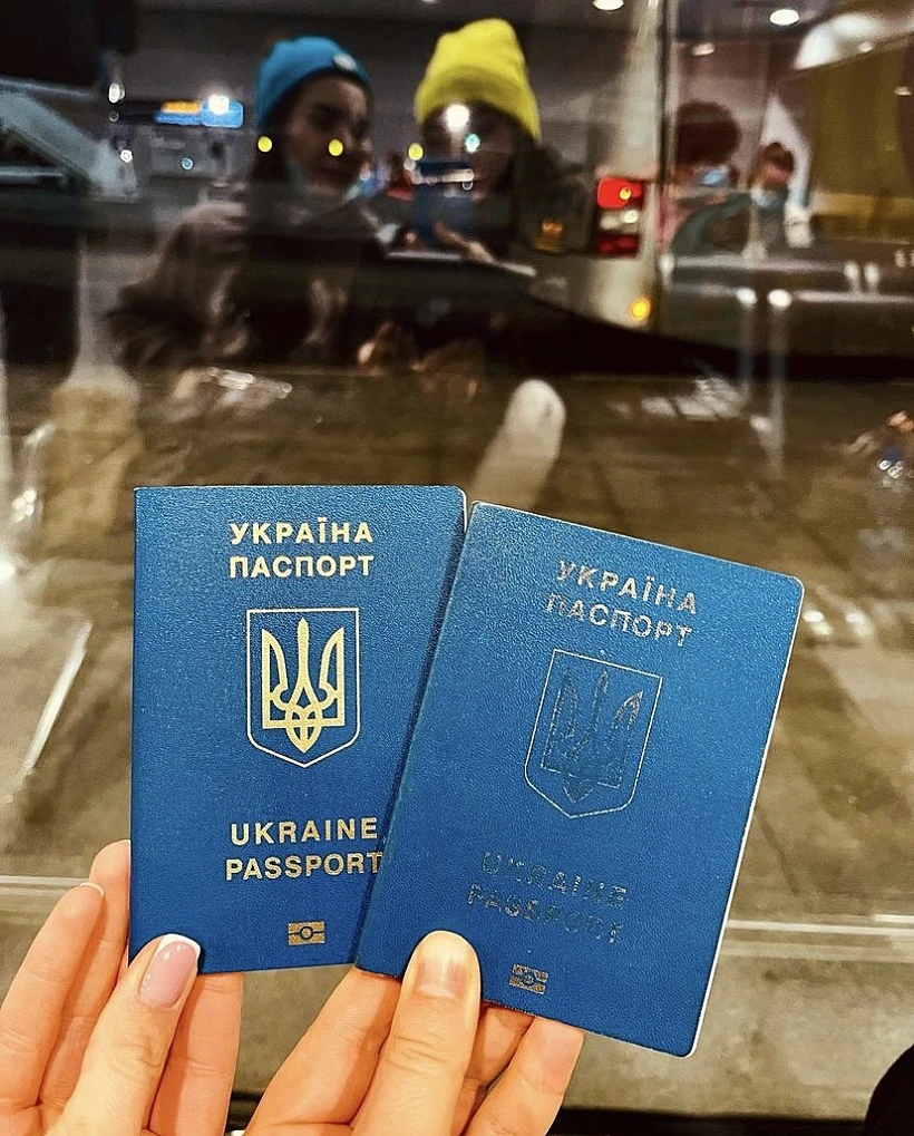 זינה מתעדת את רגעי העזיבה בשדה התעופה