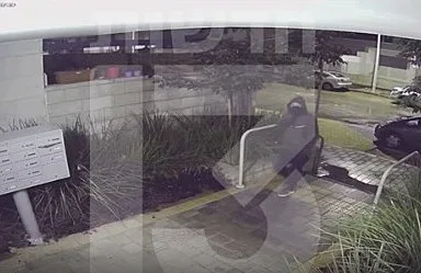 החשוד באונס בגדרה מתועד במצלמות האבטחה