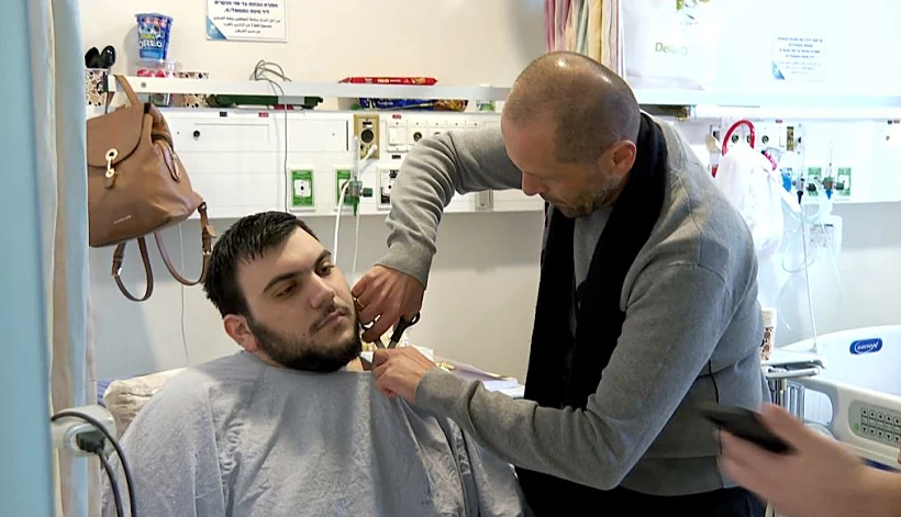 מתן בבית החולים, קורע קריעה על אביו רפאל שנרצח בפיגוע