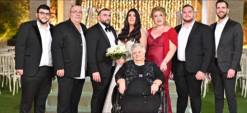 משפחת בן אליהו, בצד שמאל: מתן לצד אביו רפי