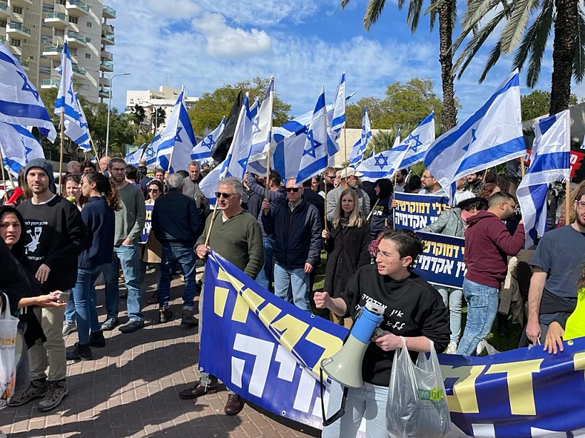סטודנטים ומרצים צועדים במכון ויצמן