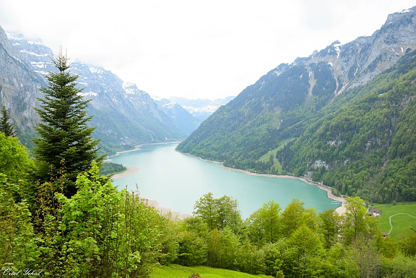 תצפית על אגם Klöntalersee, שוויץ