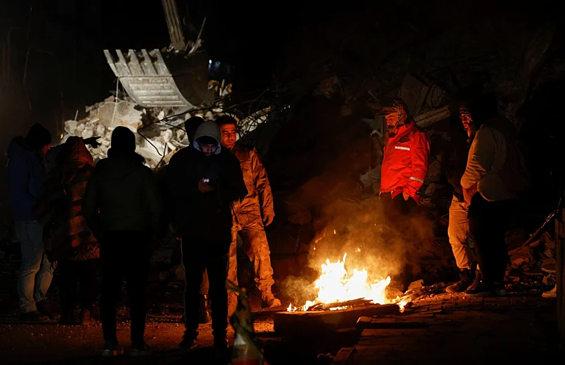 מתחממים ליד מדורות בקיריחאן שבדרום טורקיה