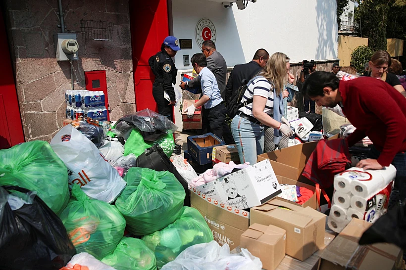 אזרחים במקסיקו תורמים מצרכים וביגוד לניצולים בטורקיה