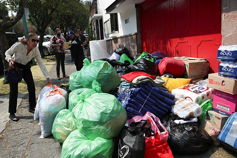 אזרחים במקסיקו תורמים מצרכים וביגוד לניצולים בטורקיה
