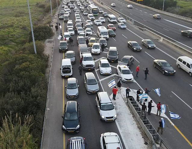 פעילי המחאה חוסמים את מחלף הכניסה לנתב''ג
