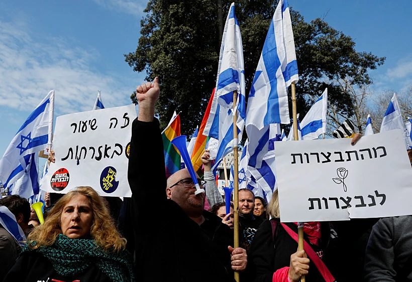 עשרות אלפים מוחים מחוץ לכנסת