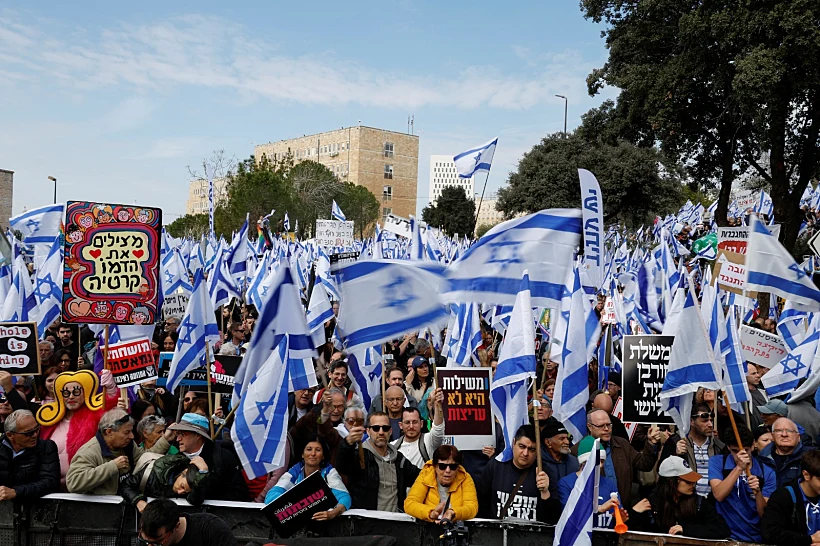 רבבות מפגינים מחוץ לכנסת