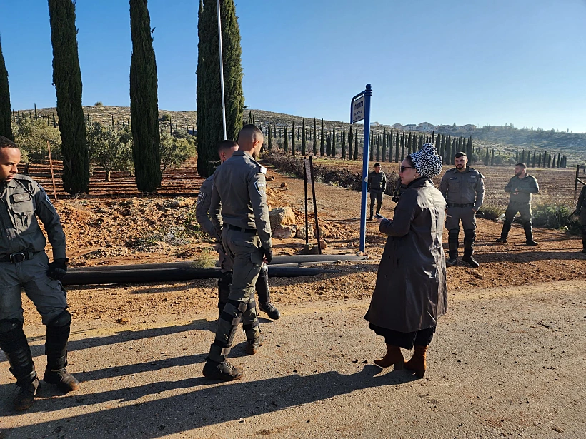 ח''כ לימור סון הר מלך עם הכוחות בפינוי כרם סמוך לשילה