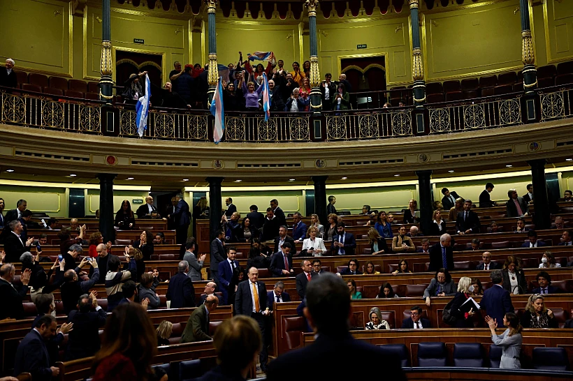 חגיגות הקהילה הטרנסג'נדרית בפרלמנט הספרדי לאחר העברת החוקים