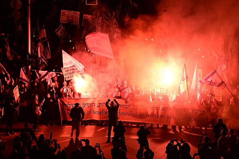 אלפים מפגינים בתל אביב