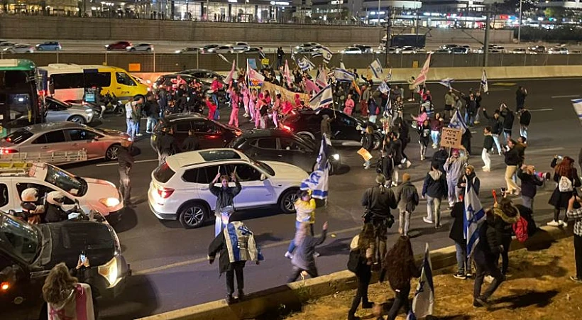 מפגינים חוסמים את איילון לדרום