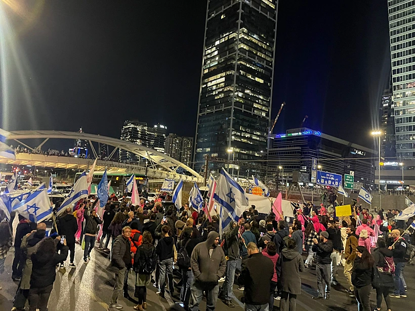 מפגינים חוסמים את איילון לדרום