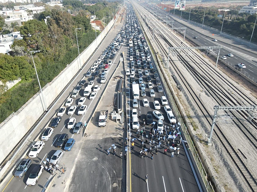 מפגינים חוסמים את נתיבי איילון