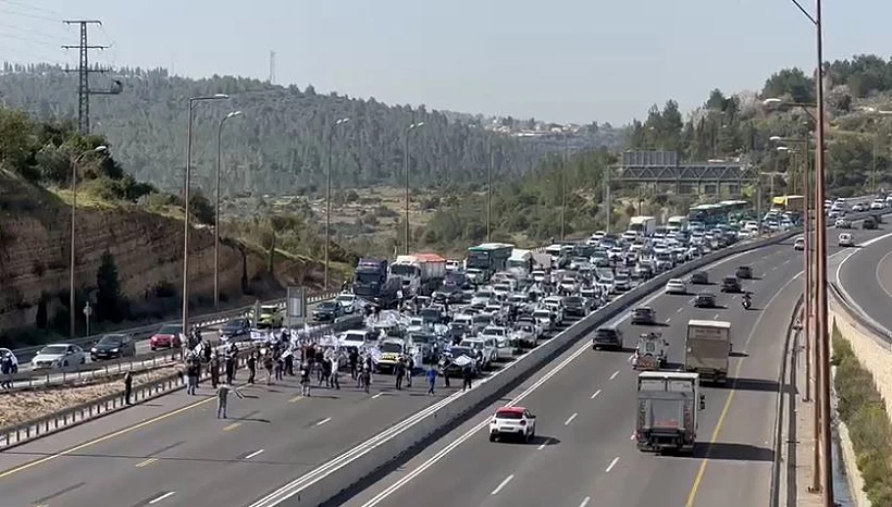 מפגינים חוסמים את כביש 1 באזור מחלף חמד