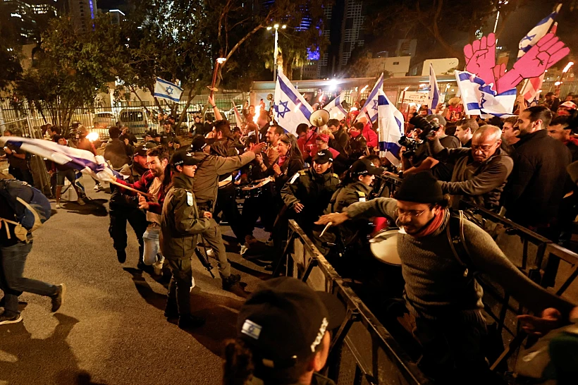 מפגינים פורצים את מחסומי המשטרה