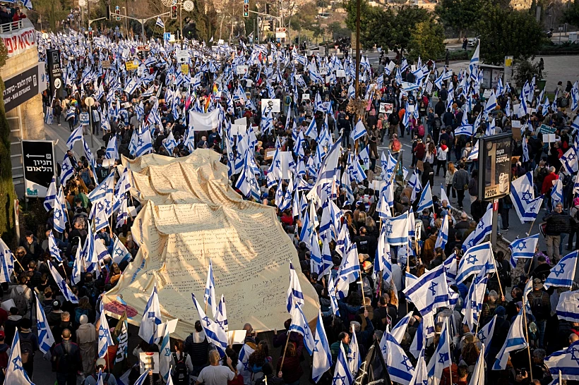 מפגינים נגד הרפורמה נושאים את מגילת העצמאות