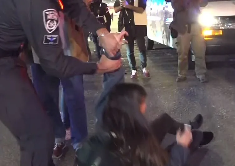 המשטרה מפנה בכוח מפגינים נגד הכיבוש בתל אביב