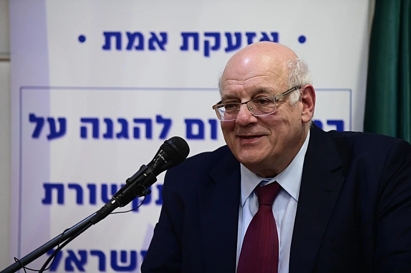 השופט בדימוס חנן מלצר בכנס העיתונות