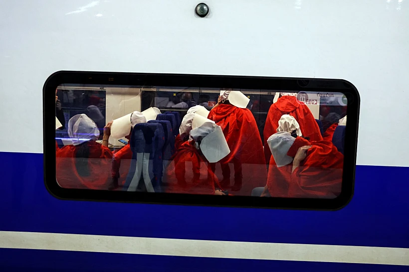 מיצג ''סיפורה של שפחה'' בתחנת הרכבת בירושלים