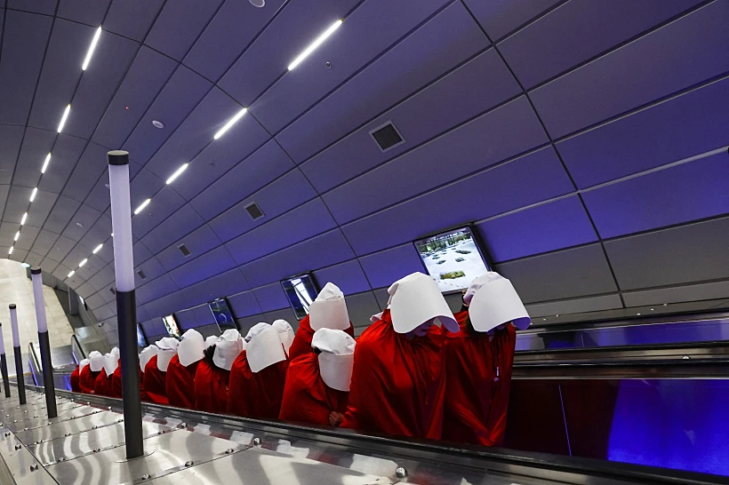 מיצג ''סיפורה של שפחה'' בתחנת הרכבת בירושלים