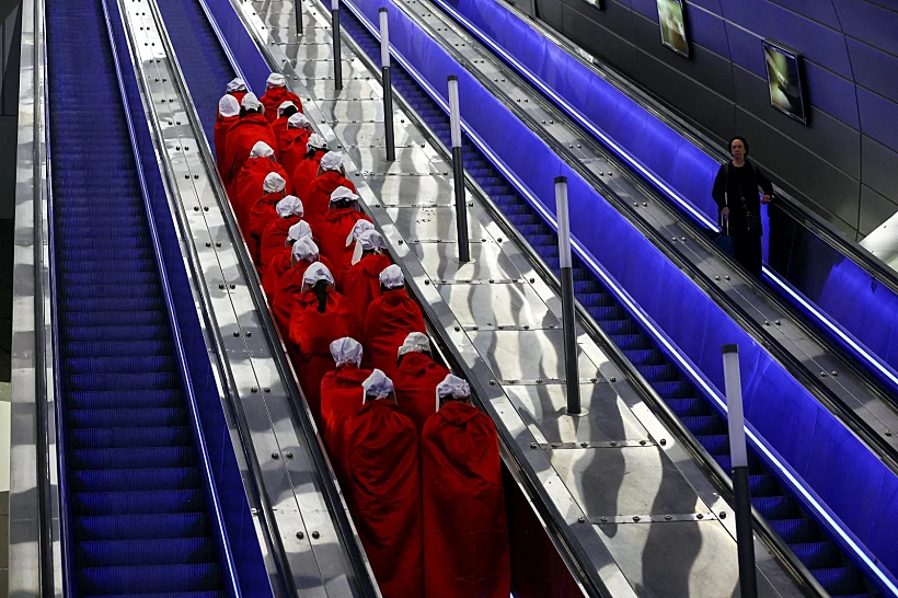 מיצג ''סיפורה של שפחה'' בתחנת הרכבת בירושלים