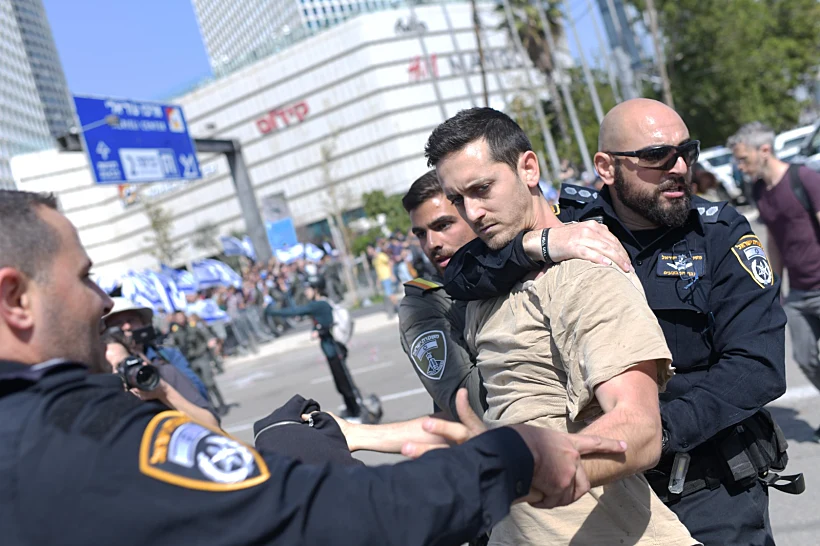 שוטרים עוצרים מפגין