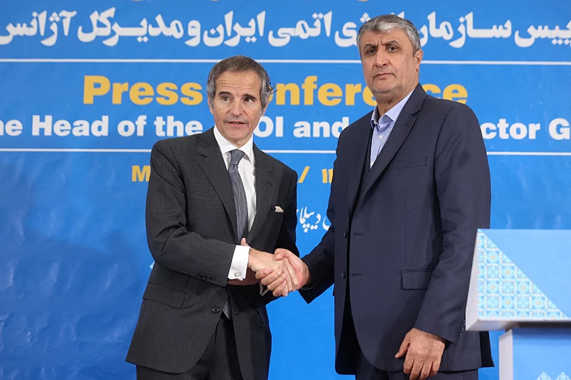 ראש הארגון לאנרגיה אטומית של איראן, מוחמד אסלאמי לצד ראש סבא''א רפאל גרוסי