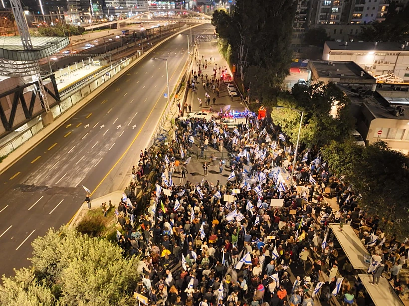 המפגינים פורצים את המחסום ויורדים לאיילון