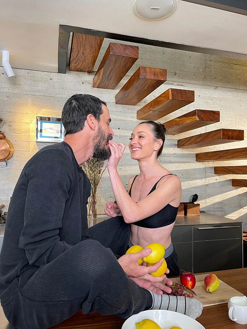 אנה ארונוב, אייל אלגבי