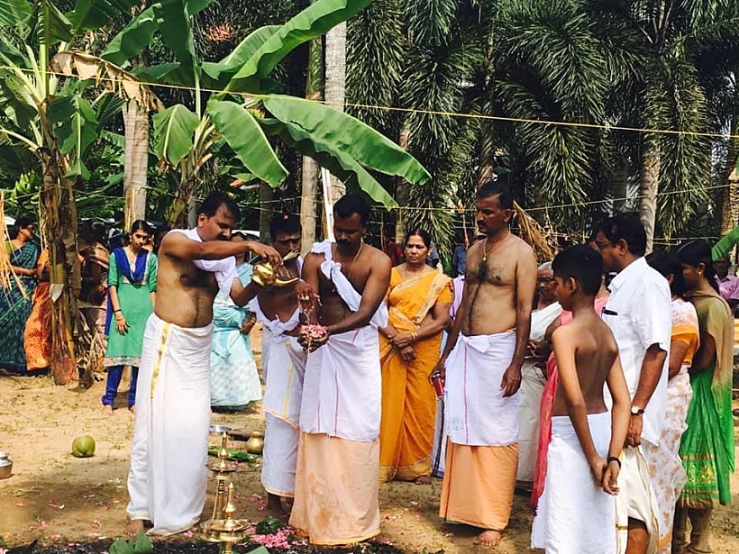 גברים ונשים בטקס אשכבה לאפר