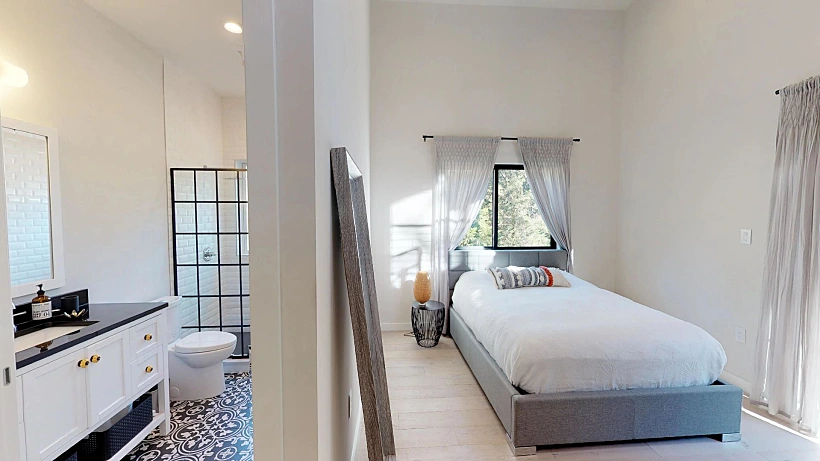 חדר שינה עם וילונות