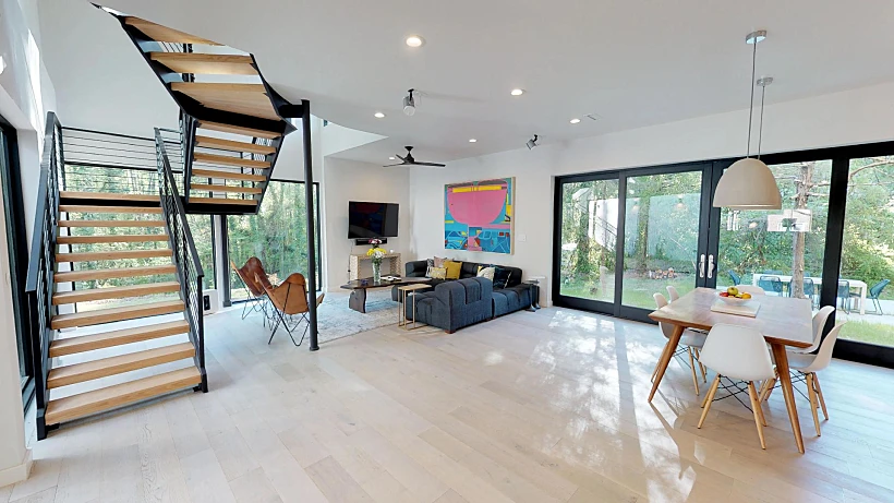 בית מגורים עם רצפת עץ