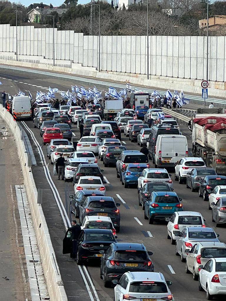 כביש החוף דרומה בבית ינאי נחסם על ידי מפגינים