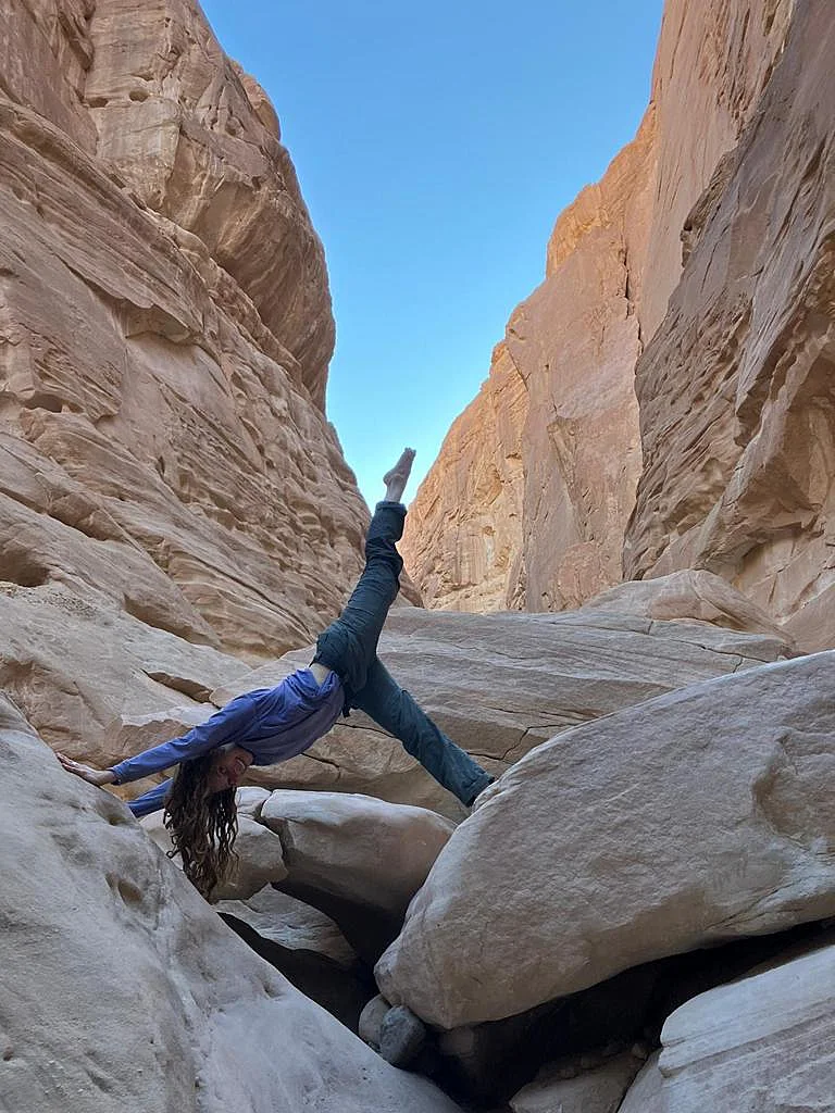 יוגה מול נוף המדבר