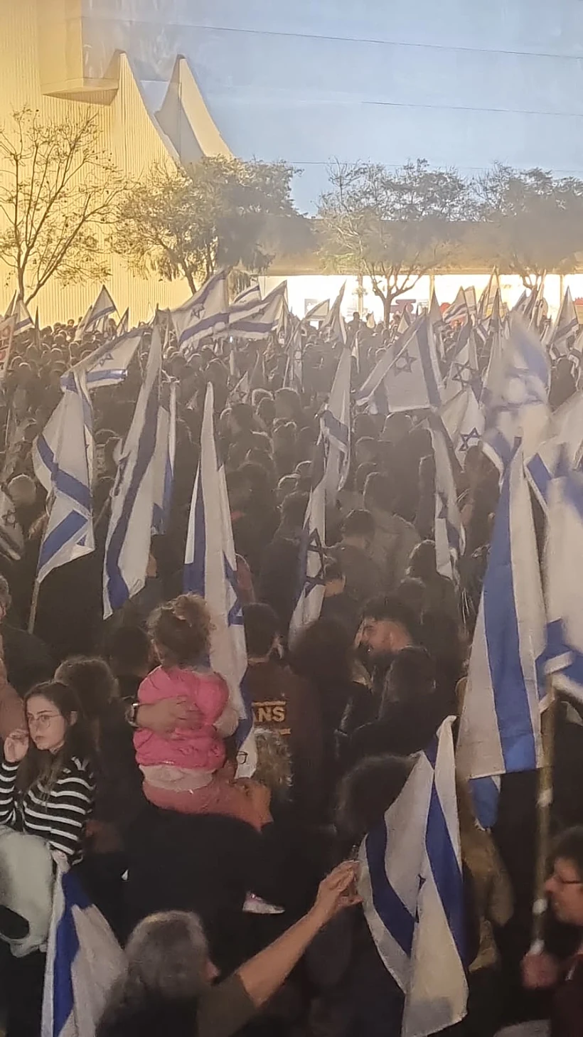 המפגינים בהבימה