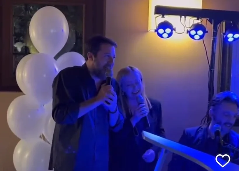 מלוני לצד המשנה שלה בערב הקריוקי