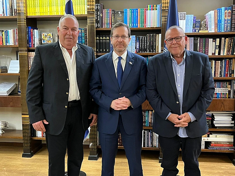 מימין: יו"ר ההסתדרות ארנון בר-דוד, נשיא המדינה הרצוג ויו"ר נשיאות המגזר העסקי, דובי אמיתי