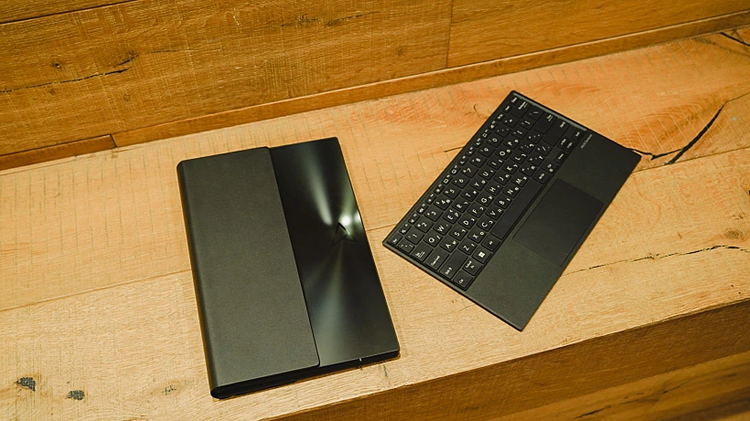 Zenbook 17 Fold OLED של ASUS