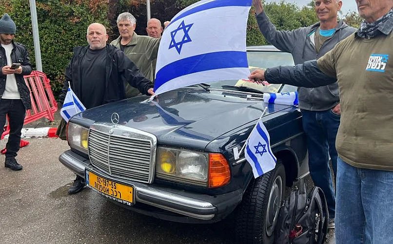 לוחמי אנטבה עם המרצדס מהמבצע בנתב''ג