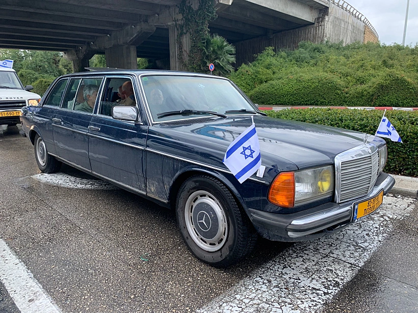 לוחמי אנטבה עם המרצדס מהמבצע בנתב''ג