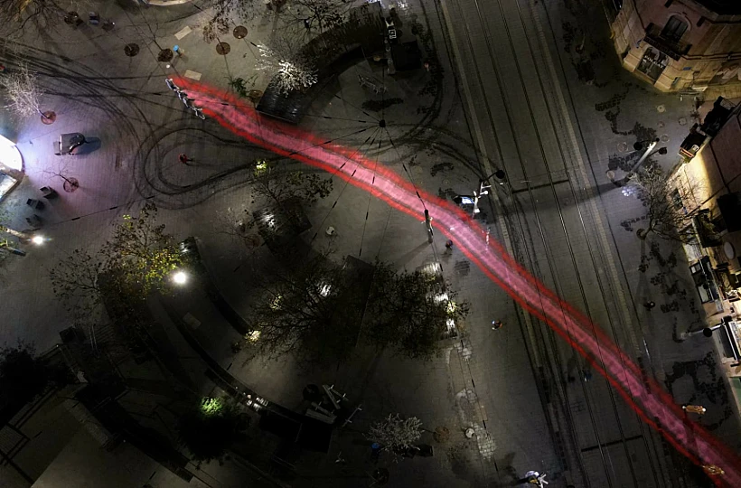 מפגינים צובעים באדום את הדרך לבית המשפט העליון בירושלים